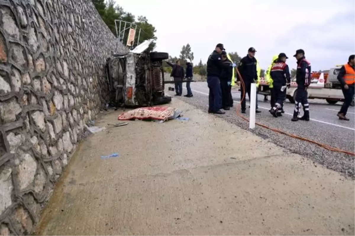 Freni boşalan kamyonet devrildi: 1 ölü, 1 yaralı