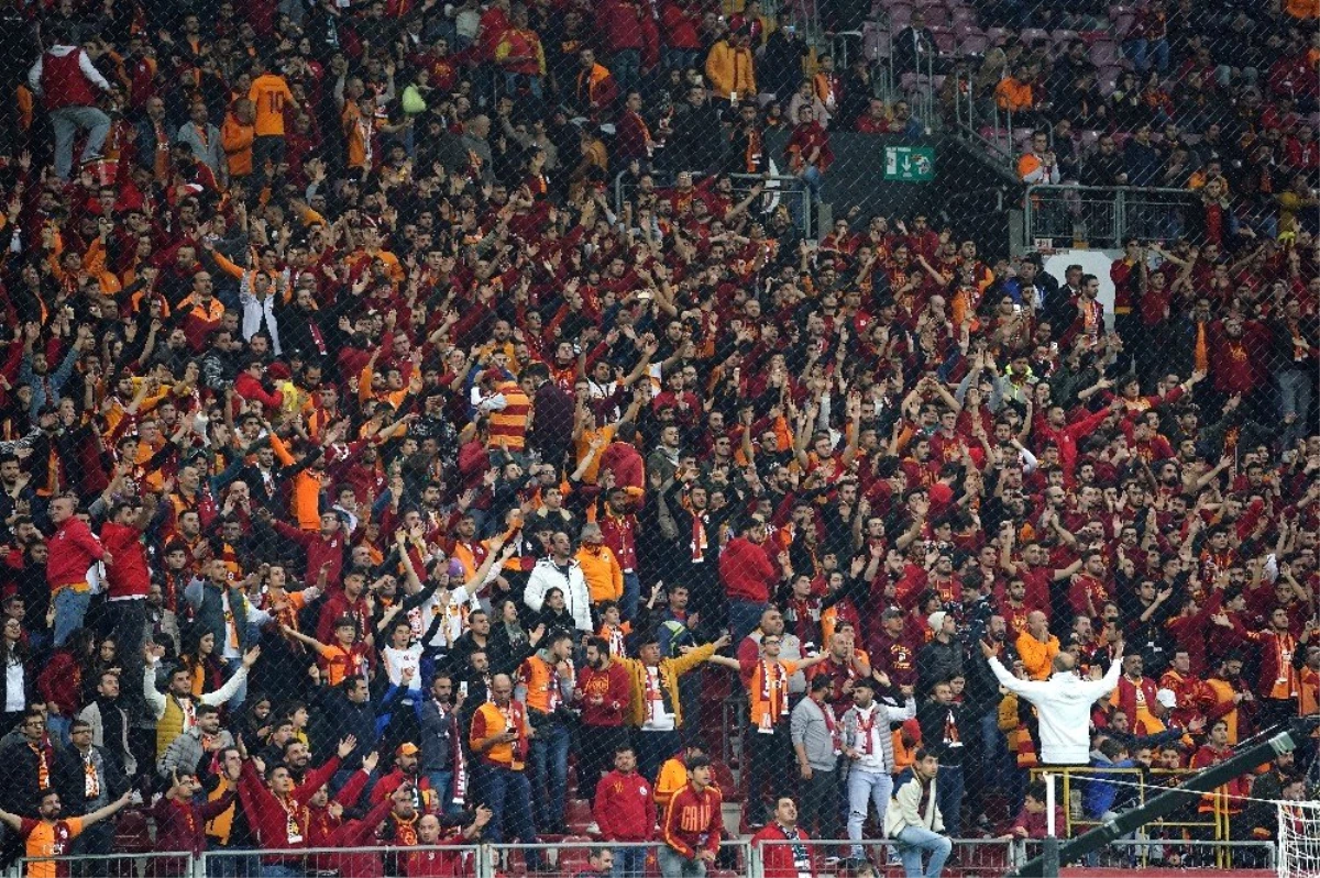 Galatasaraylı taraftarlar iki takımı da tribüne çağırdı