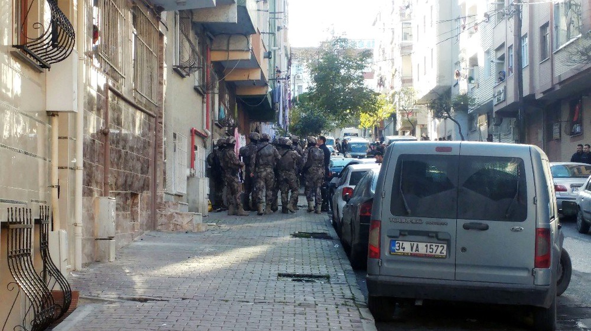 Gaziosmanpaşa\'da cezaevi firarisi polise ateş açtı, annesini yaraladı