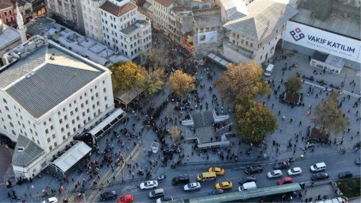 Eminönü\'nde onlarca metrelik bilet kuyruğu oluştu