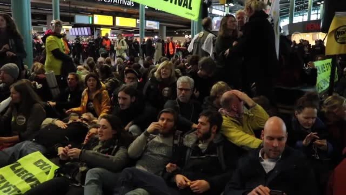 Hollanda\'da iklim protestocuları havaalanını işgal etti