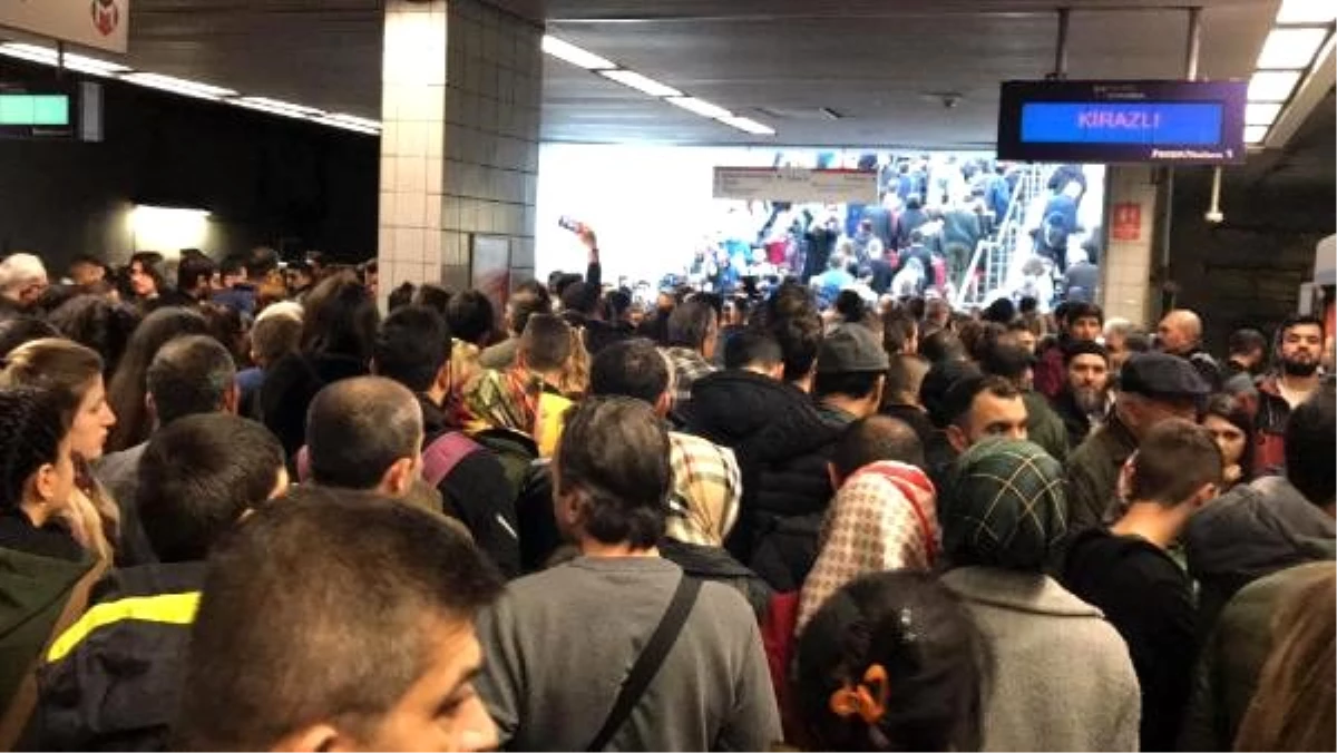 İstanbul\'da bazı metro hatlarında arıza, yoğunluk yaşanıyor (1)