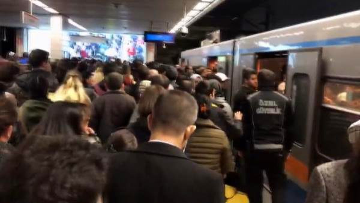 İstanbul\'da metro arızası; duraklarda izdiham oluştu (2)