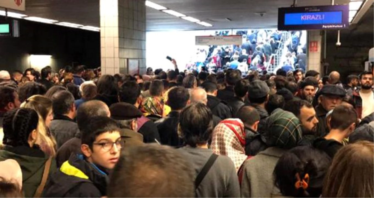İstanbul\'da saatlerdir duran metro seferleri sonrası vatandaş bilgi alacak muhatap bulamadı