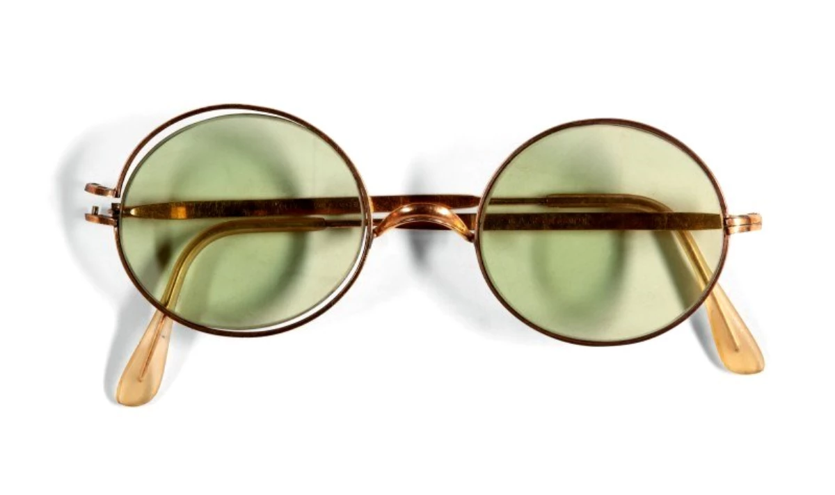 John Lennon\'un gözlüğü 170 bin Euro\'ya satıldı
