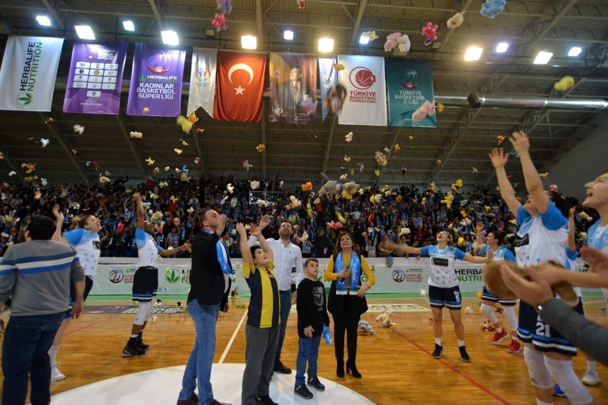 Kadınlar Basketbol Süper Ligi maçında sahaya binlerce oyuncak atıldı