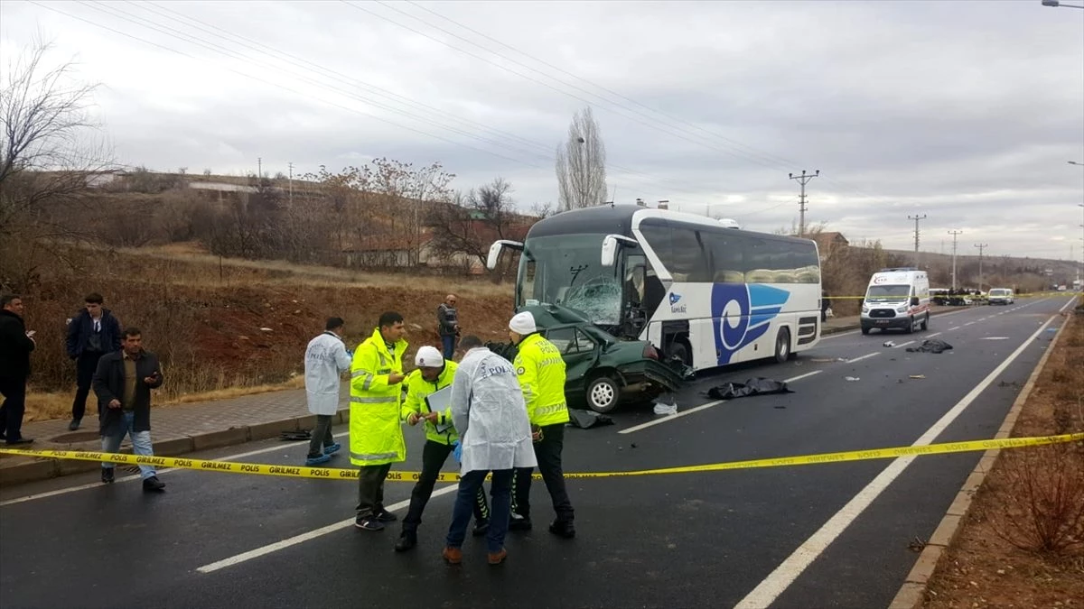 Kırşehir\'de yolcu otobüsü ile otomobil çarpıştı: 3 ölü, 1 yaralı