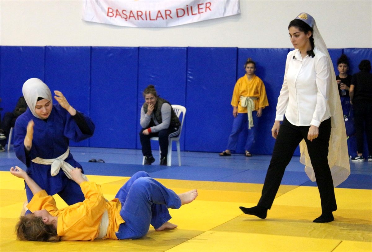 Kuşak Güreşi Gençler ve Büyükler Türkiye Şampiyonası, Antalya\'da başladı