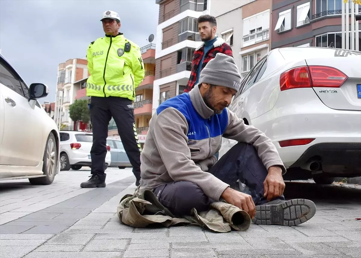 Manisa\'da ehliyetsiz sürücü, kesilen trafik cezasını yola oturarak protesto etti