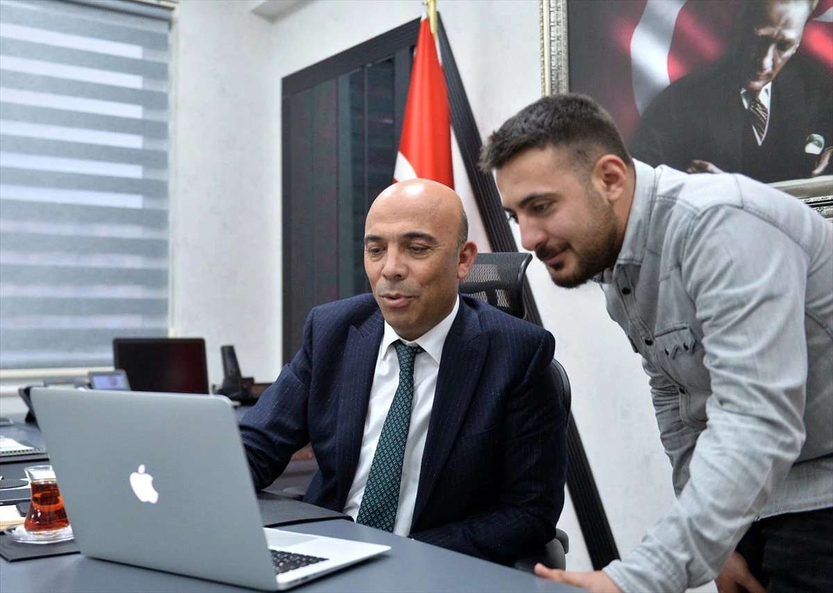 Mersin Emniyet Müdürü Mehmet Şahne, AA\'nın "Yılın Fotoğrafları" oylamasına katıldı