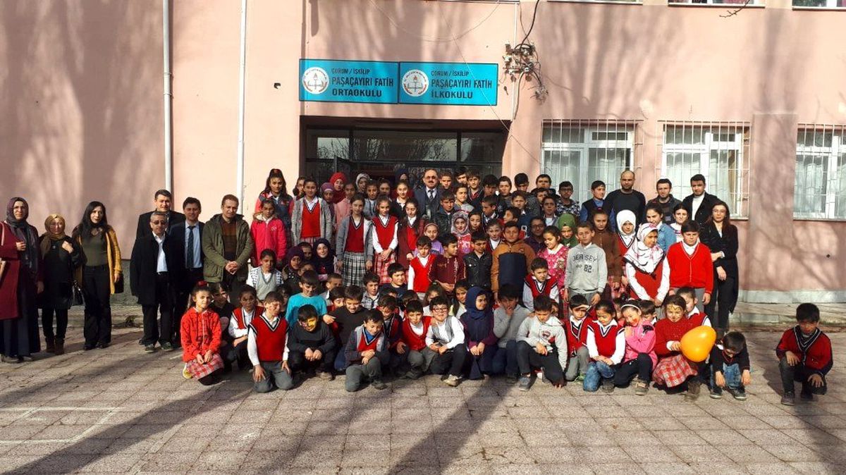 Öğrencilerden kardeş okula yardım