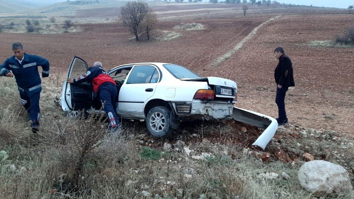 Otomobil şarampole uçtu: 2 yaralı