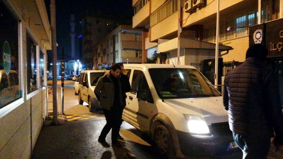 Sahte belgelerle dolandırdıkları firmaların mallarını satarken yakalandılar