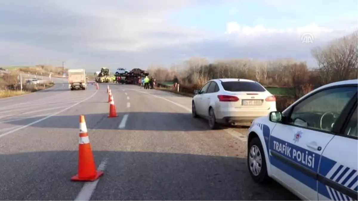 Sıfır kilometre cipleri taşıyan tır tarlaya devrildi