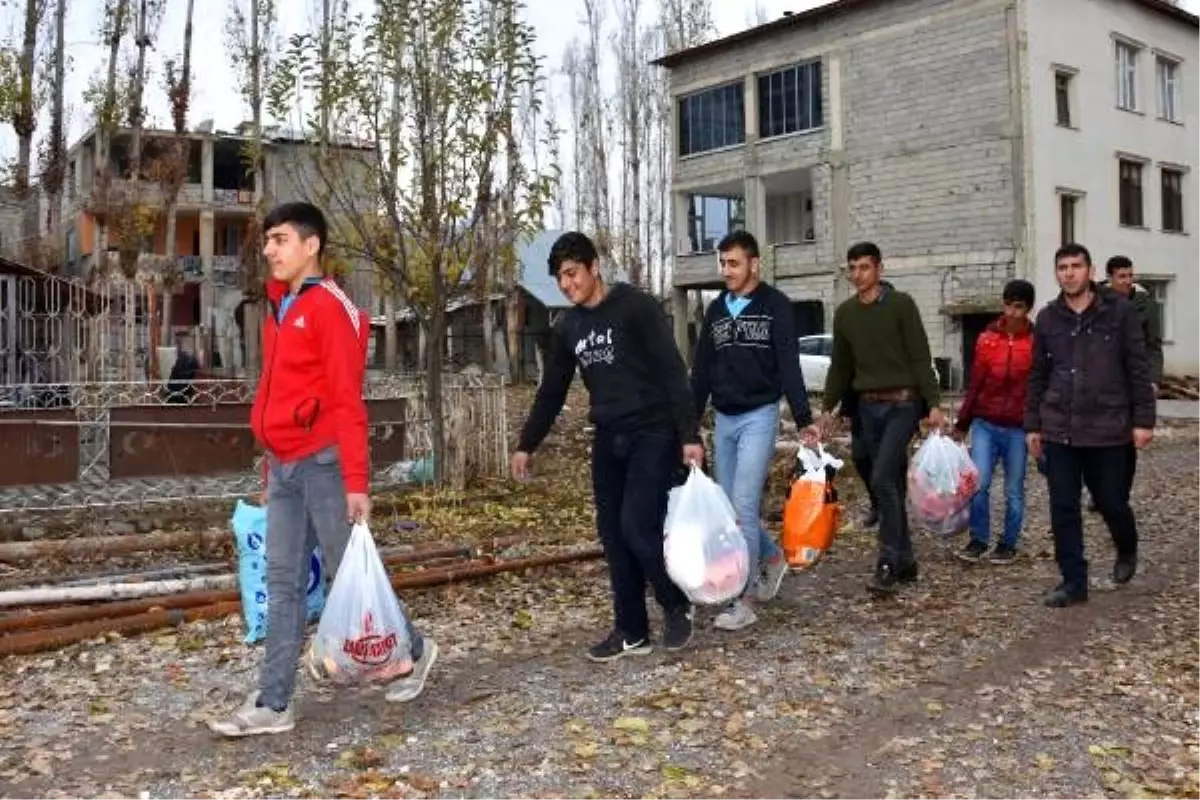 Suriyeli aileye öğrencilerden anlamlı ziyaret