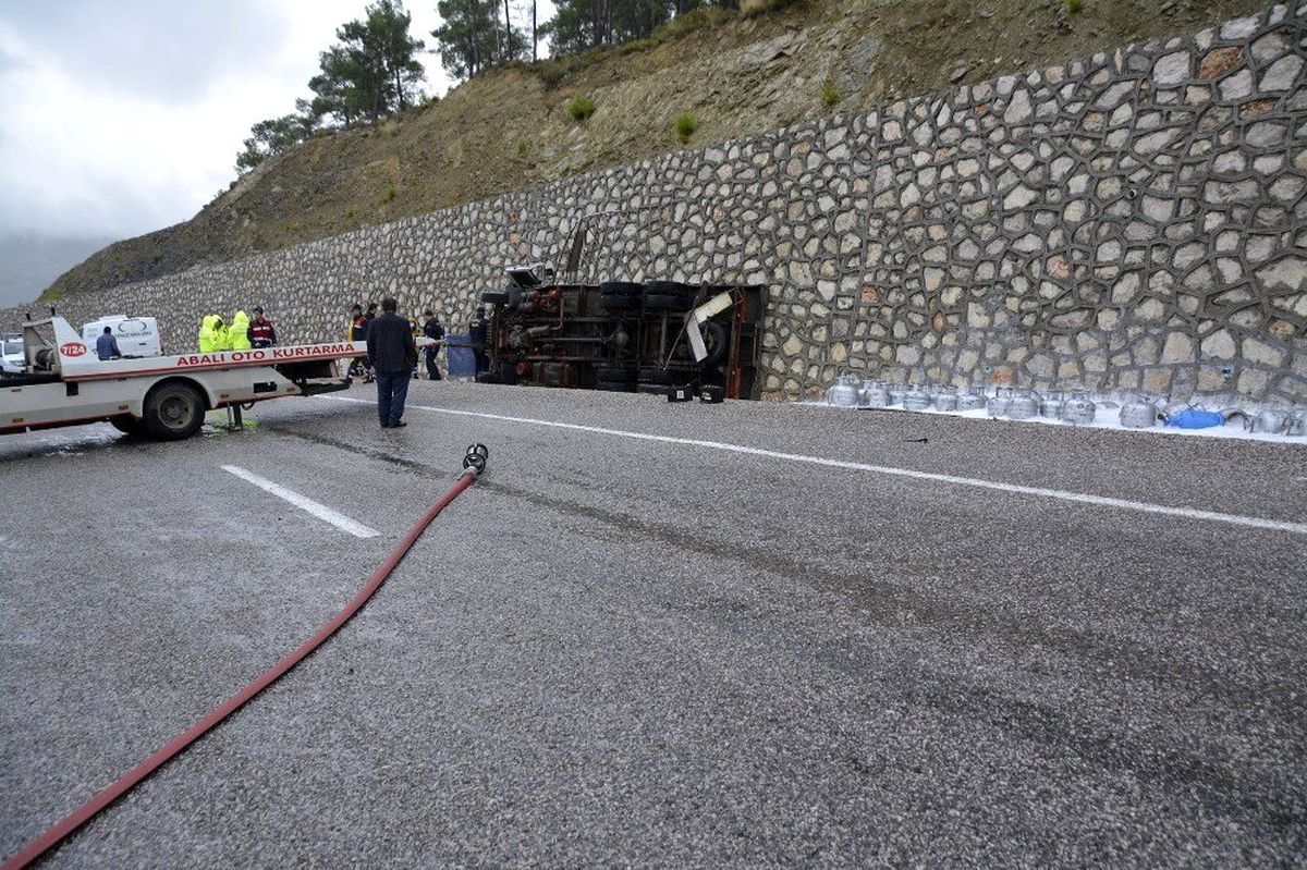Tüp yüklü kamyonet devrildi: 1 ölü, 1 yaralı