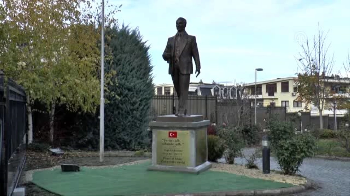 Türkiye\'nin Üsküp Büyükelçiliği konutu önüne Atatürk heykeli