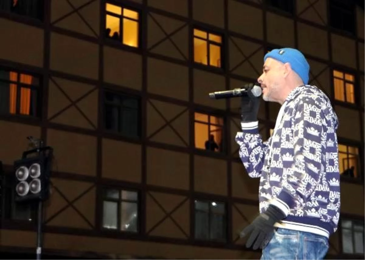 Ünlü rapçi Ceza, eksi 7 derecede hayranlarına konser verdi