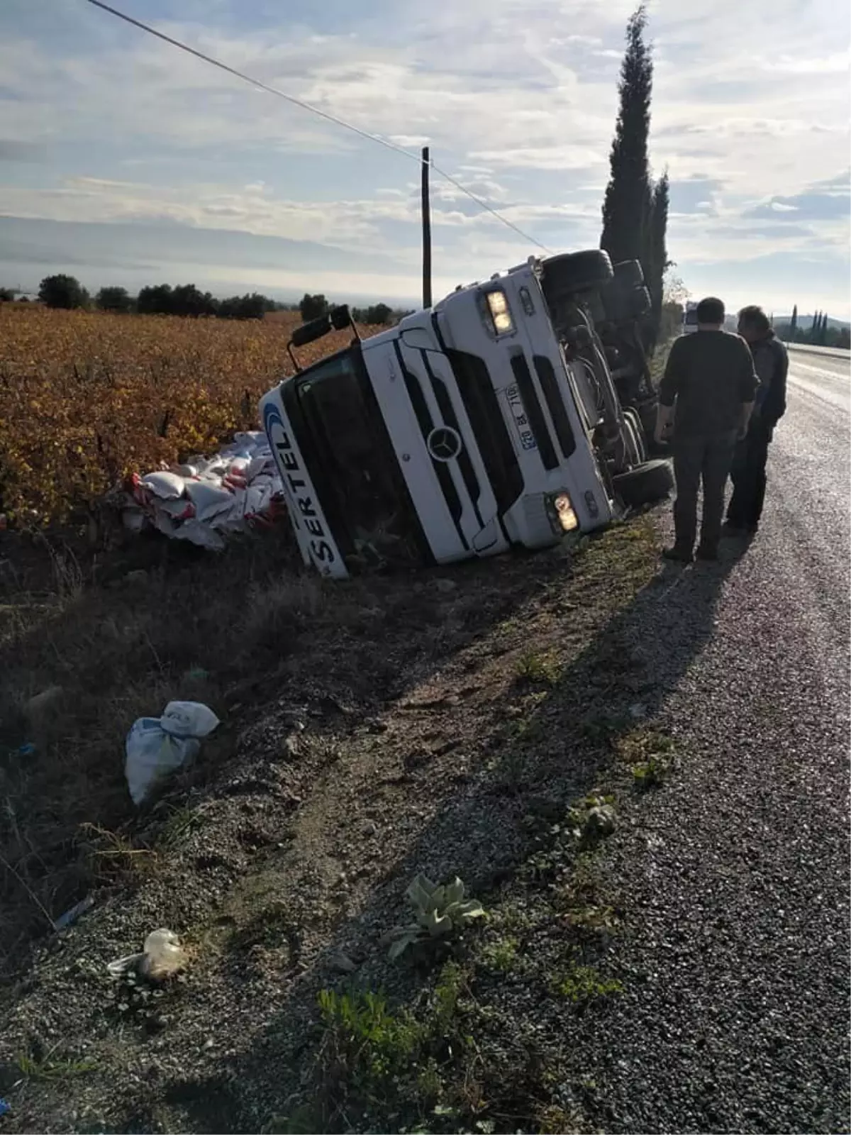 Yem yüklü kamyon devrildi: 1 yaralı