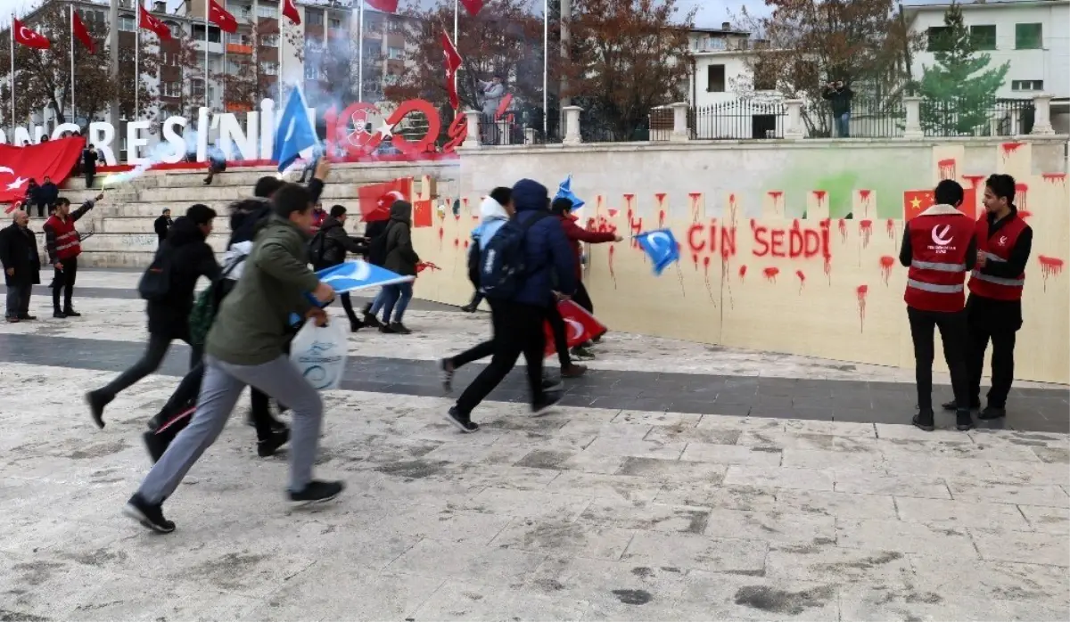 Zulme dikkat çekmek için Çin seddini yıktılar