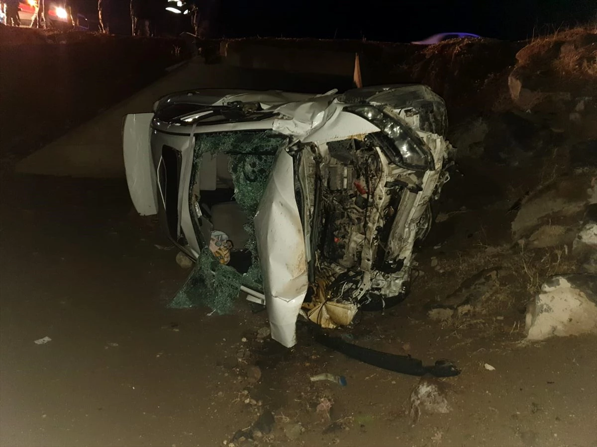 Ağrı\'da şarampole devrilen araçtaki bir çocuk öldü, 4 kişi yaralandı