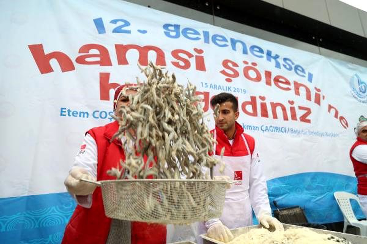 Bağcılar\'da geleneksel şölende 3 ton hamsi dağıtıldı