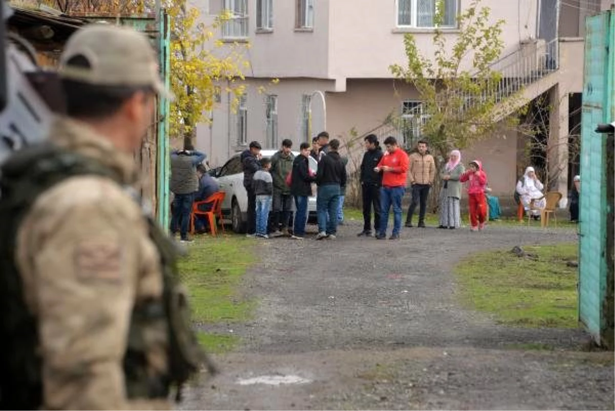 Boşanan çiftin aileleri kavga etti: 12 yaralı