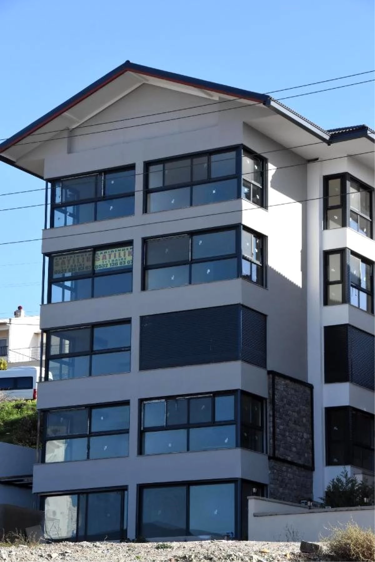 CHP\'li meclis üyesinin otel ruhsatıyla yaptığı 6 katlı apartmanın dairelerini sattığı iddiası