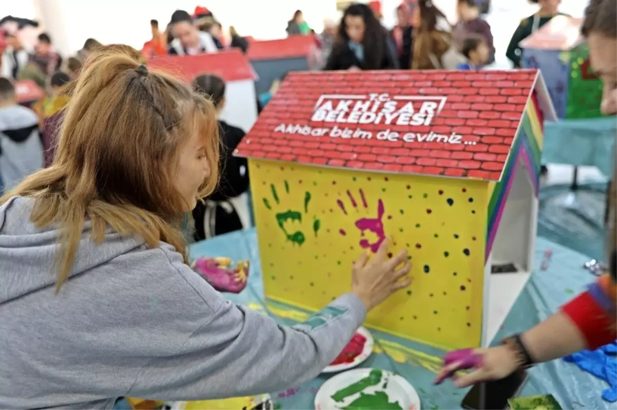 Çocuklar sokak hayvanları için kulübe ve suluk boyadılar