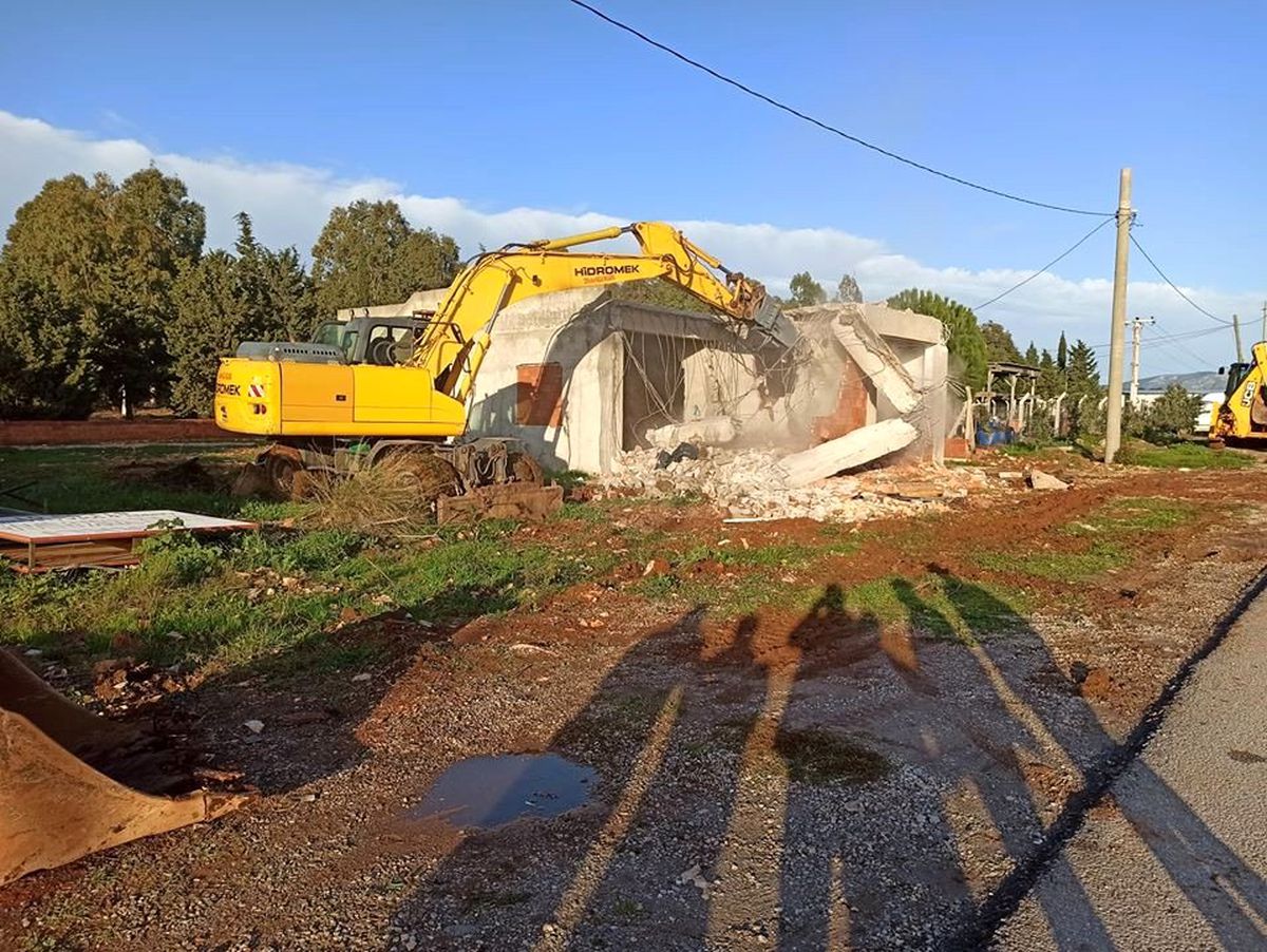 Didim Belediyesi şehir girişlerindeki kaçak yapıları yıkıyor
