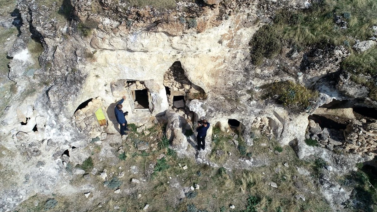 Diyarbakır\'da kaya mezarında Süryanice kitabe bulundu