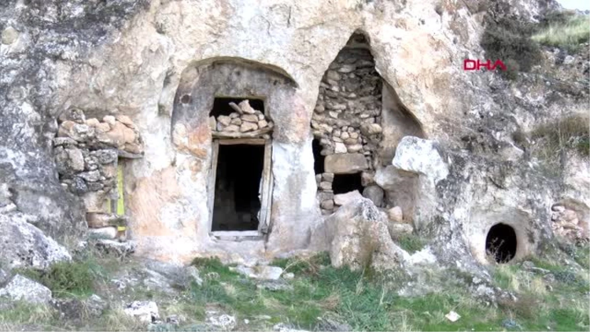 Diyarbakır kaya mezarlarda süryanice kitabeler bulundu