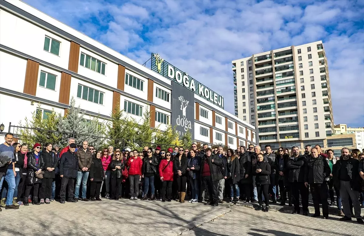 Doğa Koleji velilerinden okulun devriyle ilgili açıklamanın ertelenmesine protesto