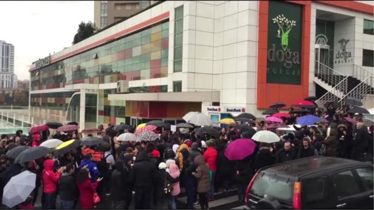 Doğa Kolejinin devriyle ilgili açıklamanın ertelenmesi veliler tarafından protesto edildi