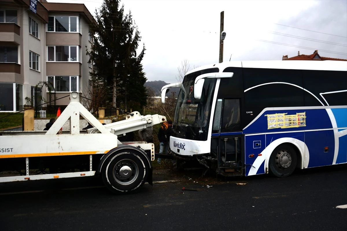 Düzce\'de yolcu otobüsü yoldan çıktı: 2 yaralı