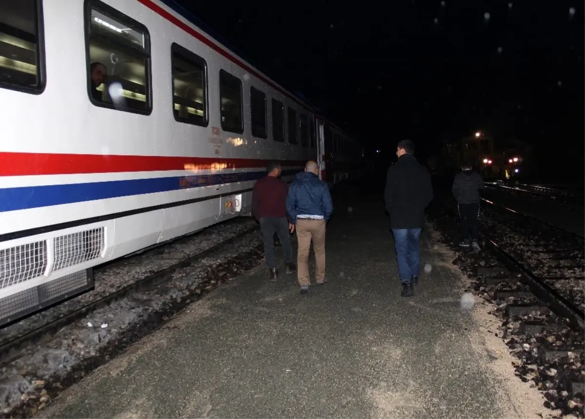 Elazığ\'da duran 104 yolculu tren 10 saat sonra hareket etti