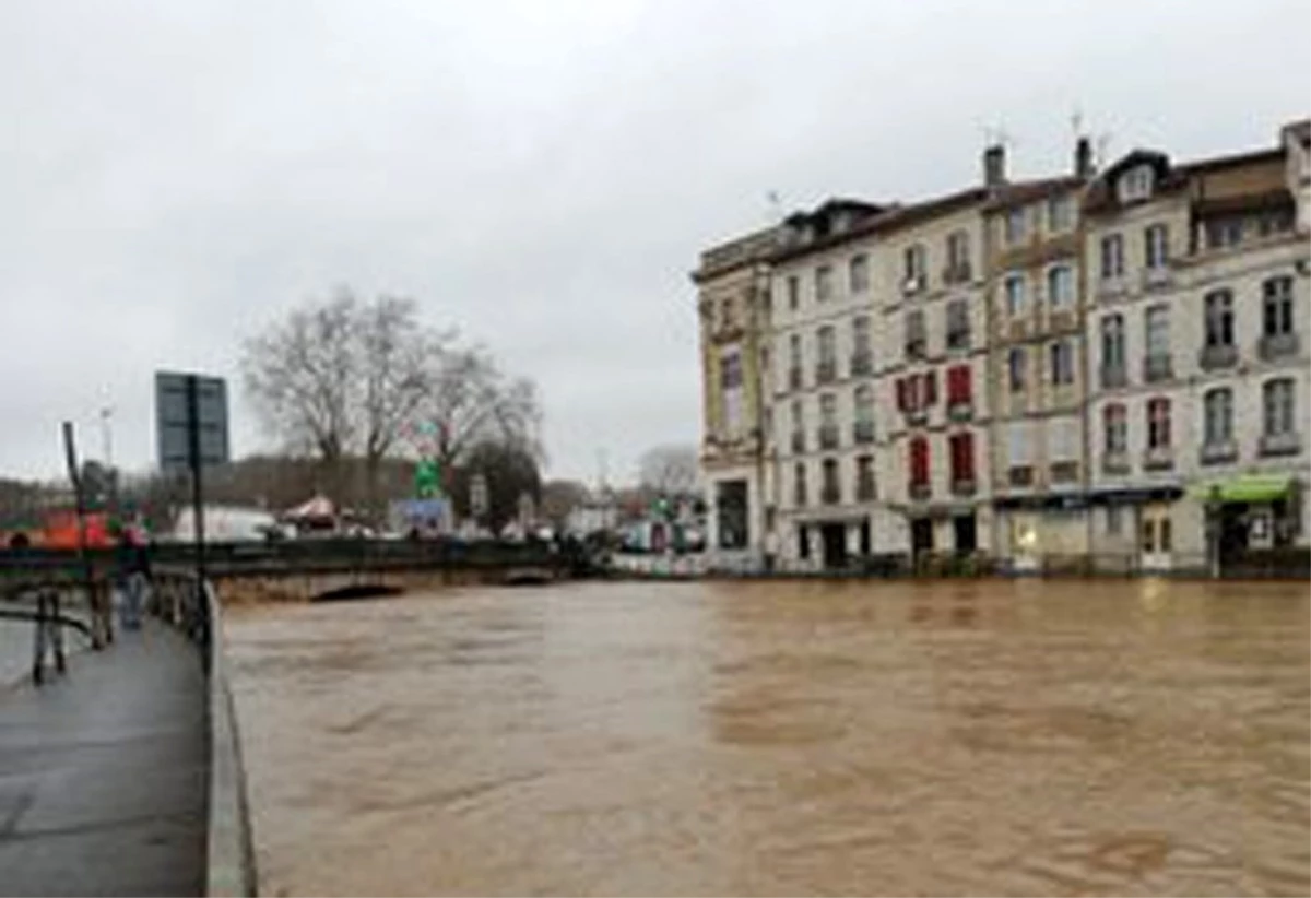 Fransa\'da sel felaketi: 2 ölü, 5 yaralı