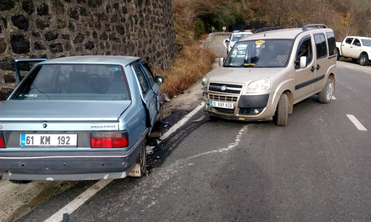 Giresun\'da hafif ticari araç ile otomobil çarpıştı: 2 yaralı