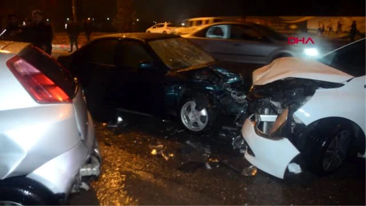 Hasarlı kaza tutanağı tutan sürücülere otomobil çarptı 6 yaralı