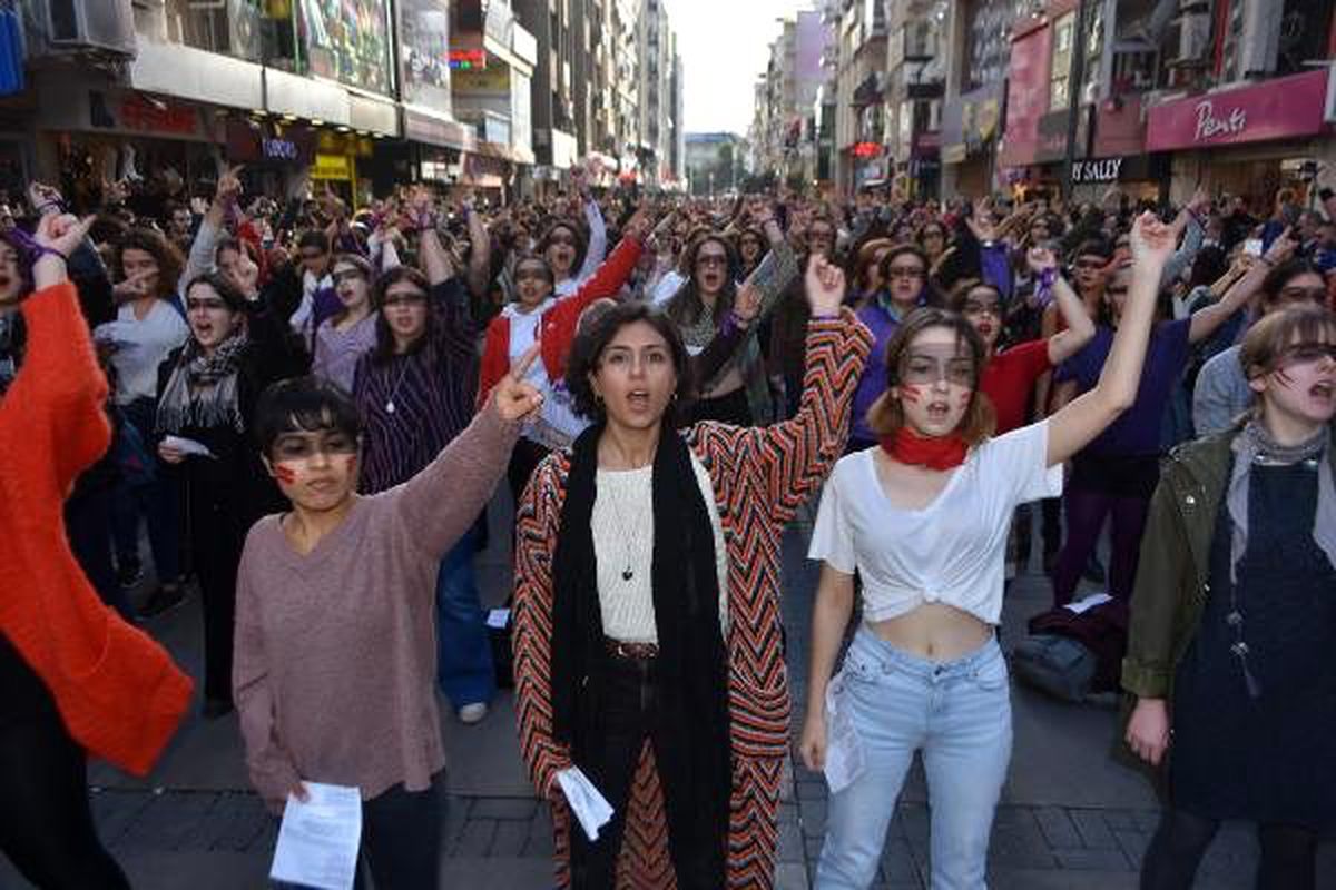 İzmirli kadınlardan danslı protesto