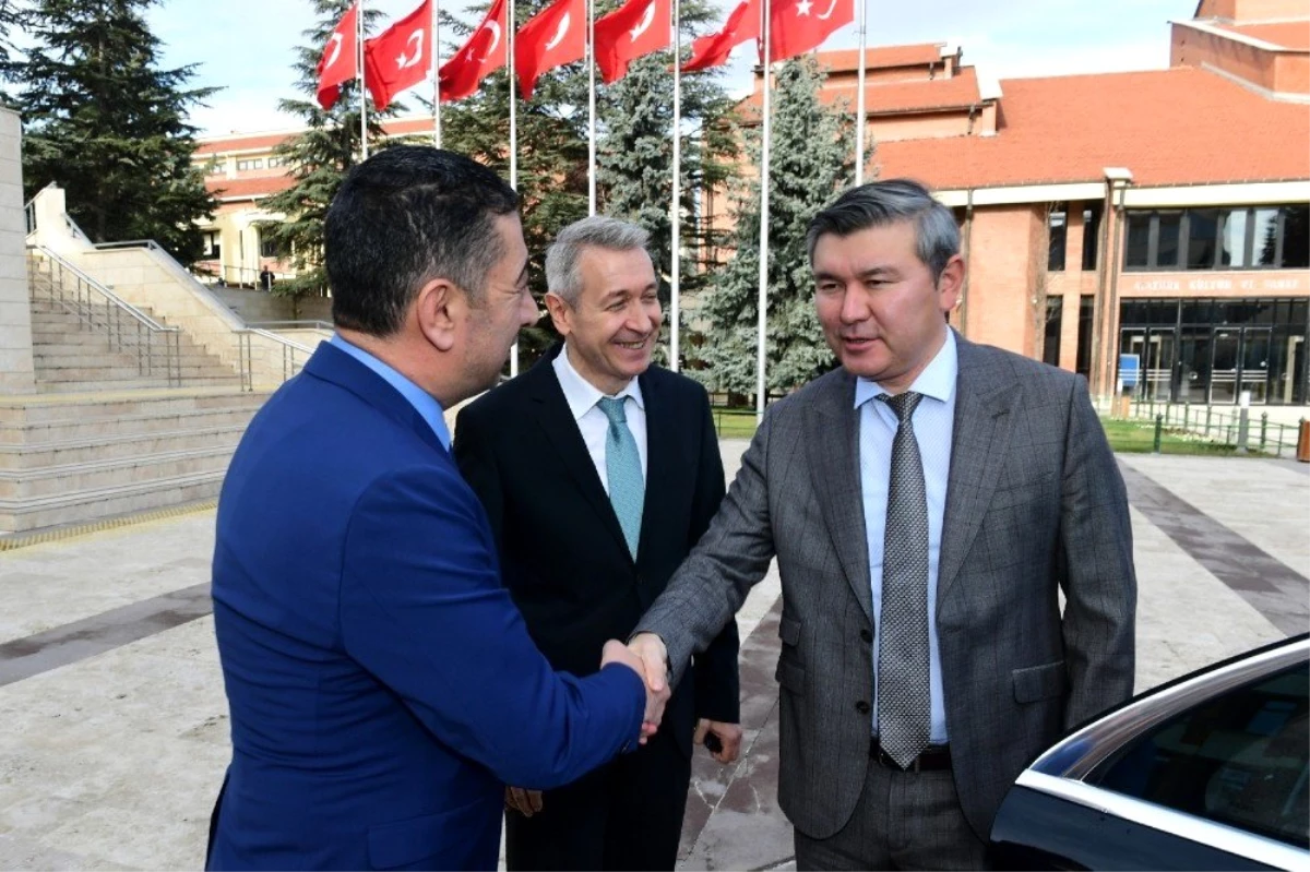 Kazakistan Büyükelçisi Saparbekuly, Anadolu Üniversitesini ziyaret etti