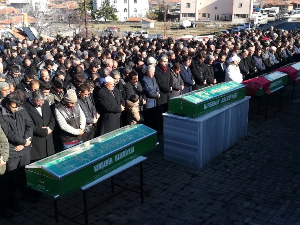Kırşehir\'de kazada hayatını kaybeden aile son yolculuğuna uğurlandı