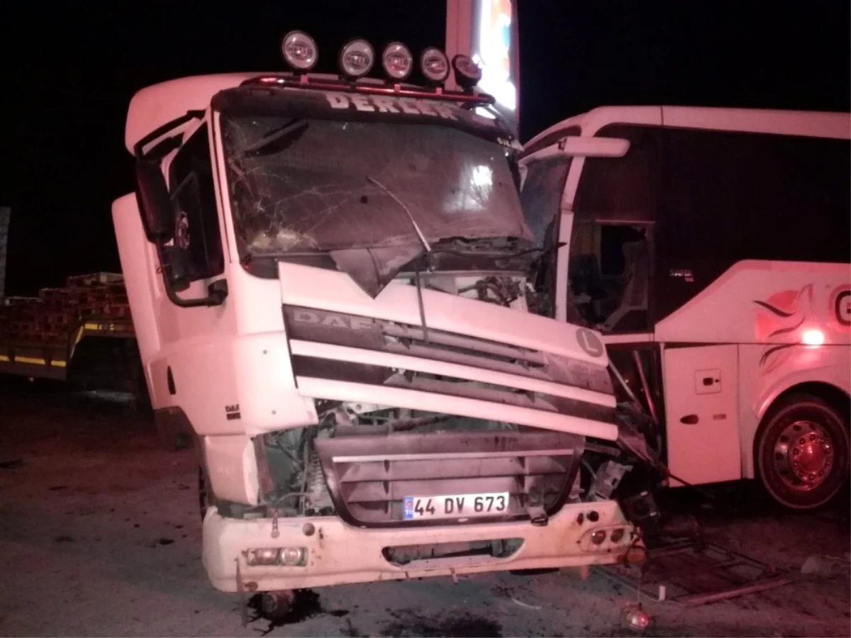 Malatya\'da yolcu otobüsü ile kamyonet çarpıştı: 2 yaralı