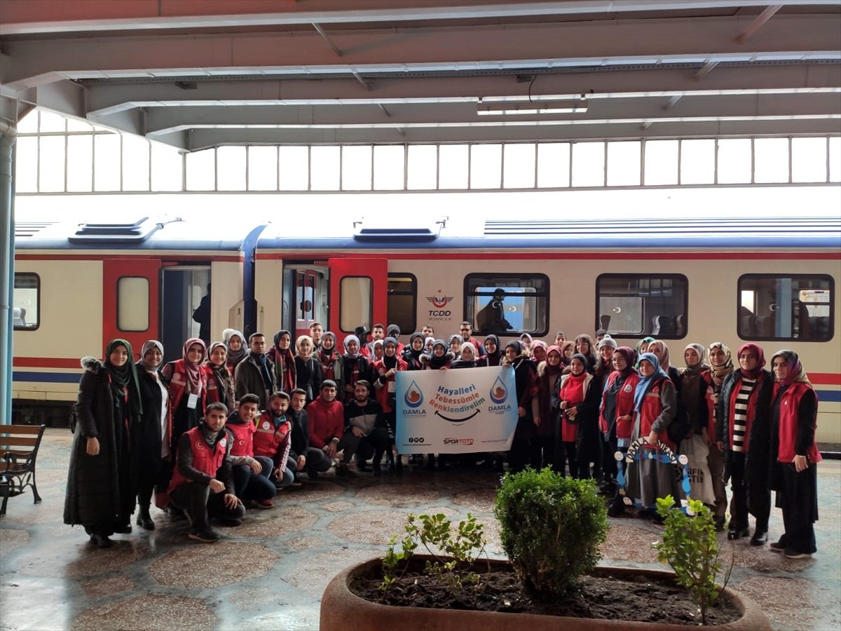 Malatya ve Elazığlı gençlerden huzurevi ve okul ziyareti