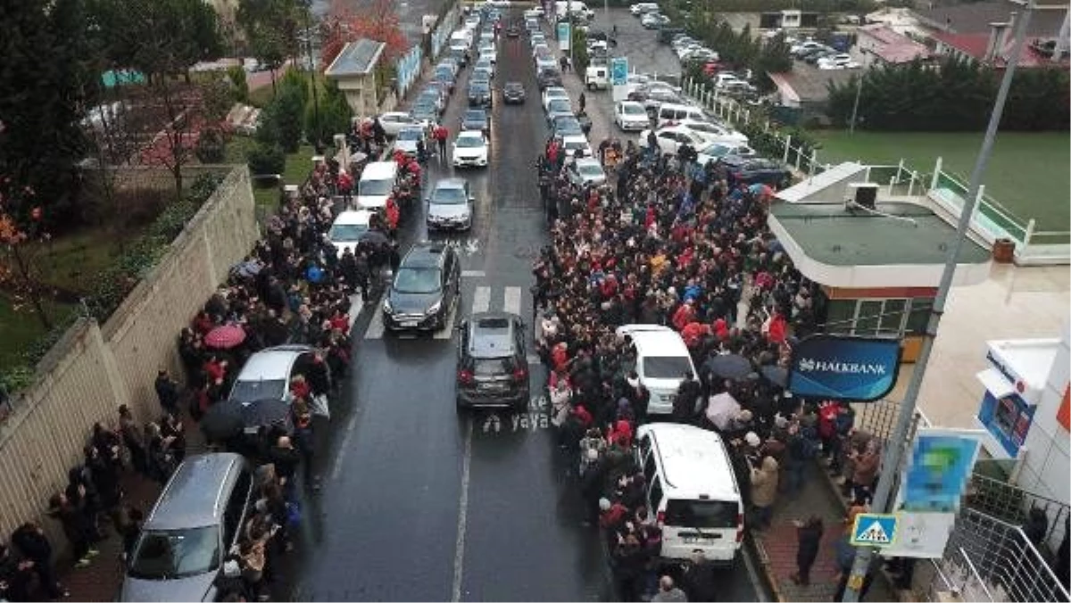 Okul önünde eylem yapan velilere kornalı destek