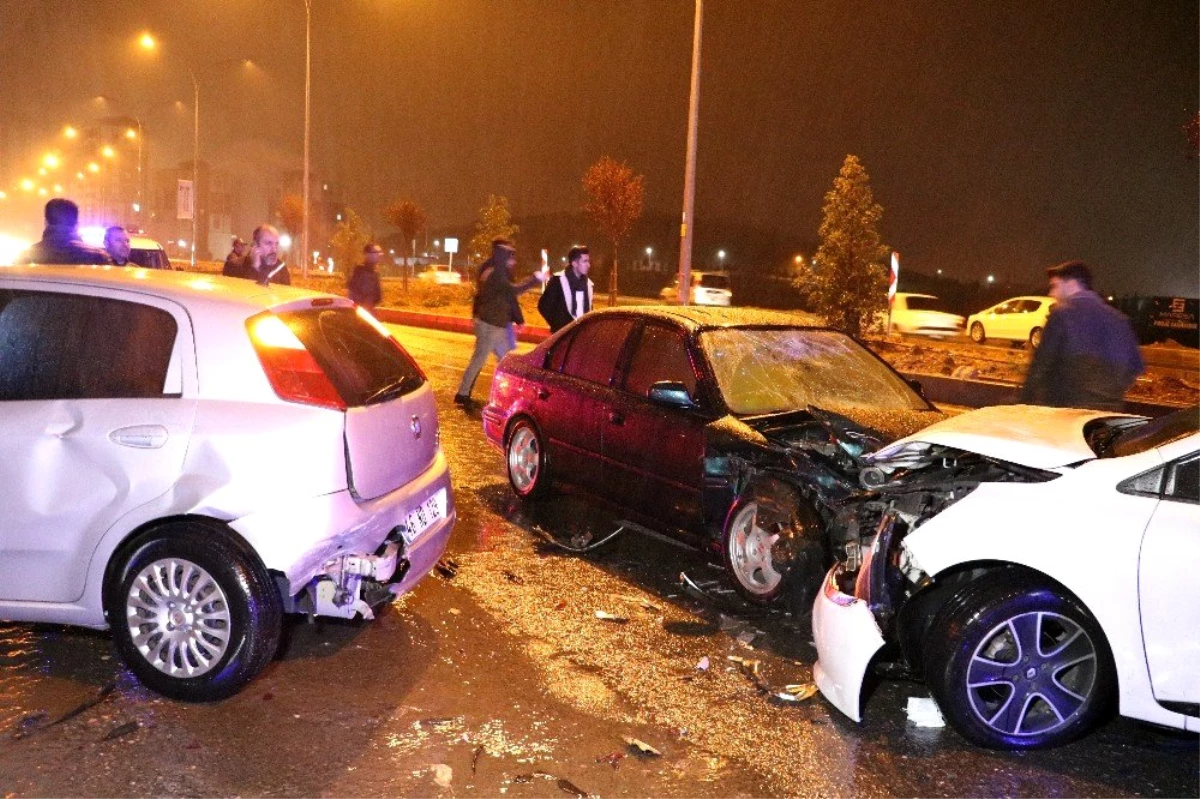 Otomobil, kaza sonrası toplanan kalabalığa daldı: 6 yaralı