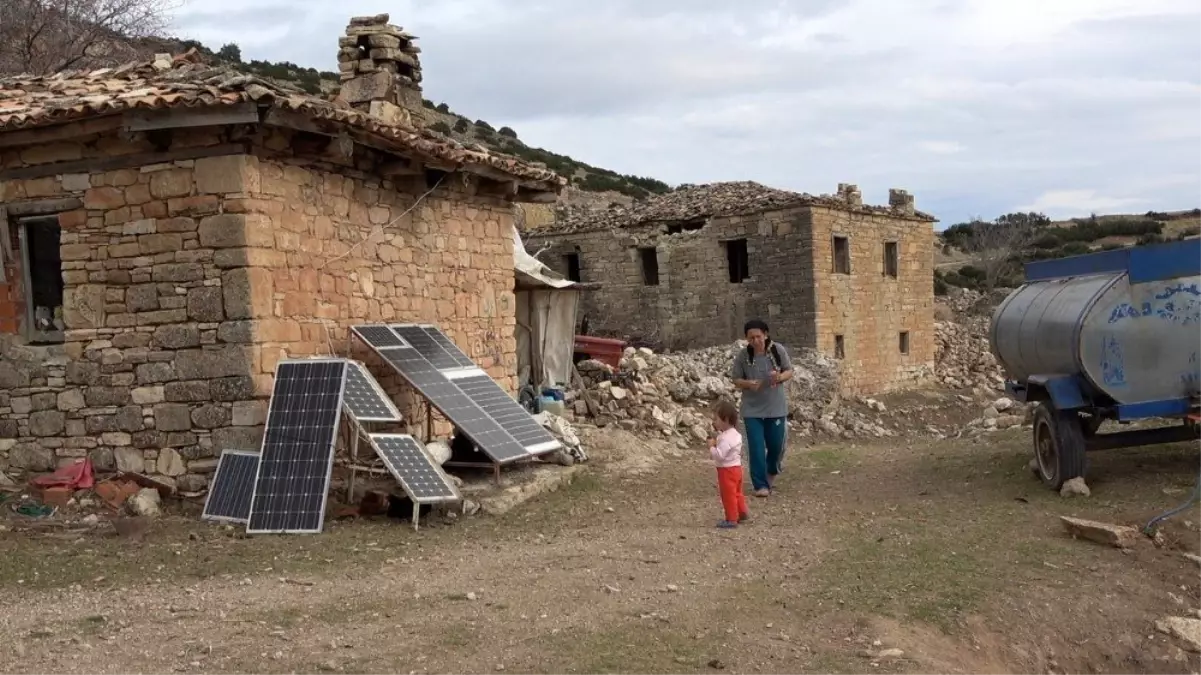 (Özel) 37 yıl önce terk edilen köyde bir tek onlar kaldı