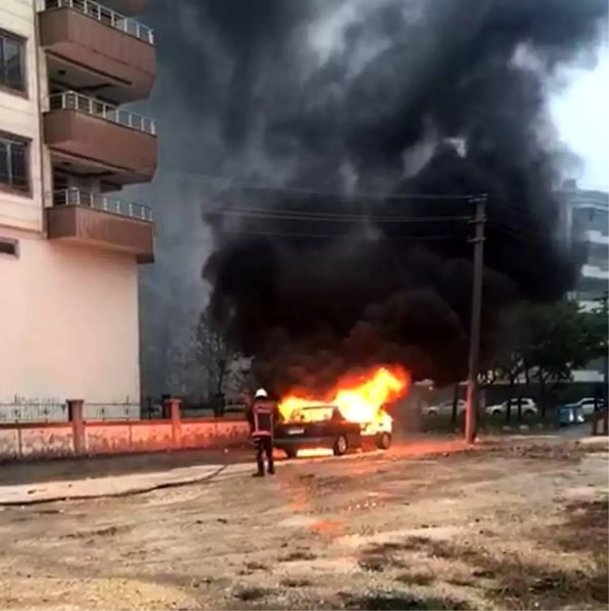 Park halindeki otomobil alev topuna döndü