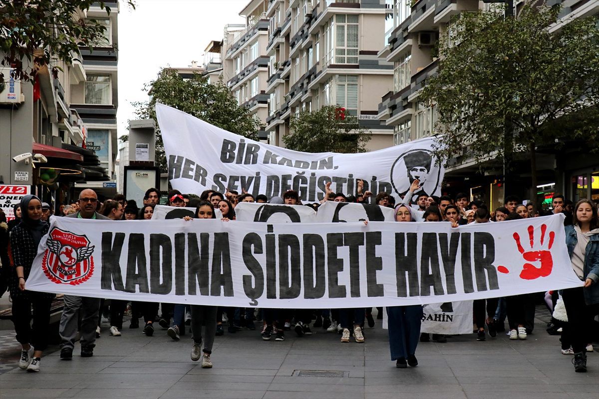 Samsun\'da liseliler "kadına şiddete hayır" dedi