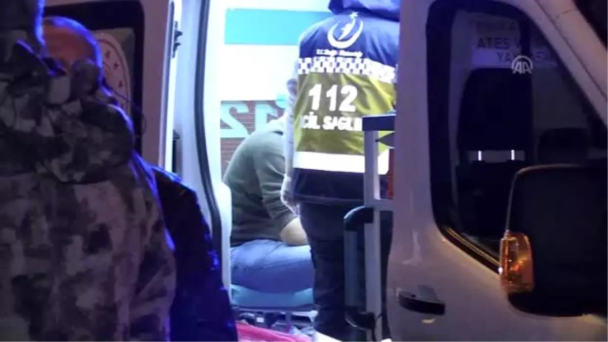 Trafik ışıklarında 3 araca çarpan otomobil iş yerine girdi: 4 yaralı